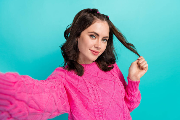 Portrait of nice gorgeous woman with wavy hairdo dressed pink sweater doing selfie hold curl isolated on turquoise color background. - Фото, зображення