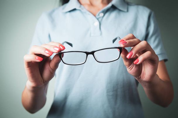 girl holding glasses in her hand - Zdjęcie, obraz