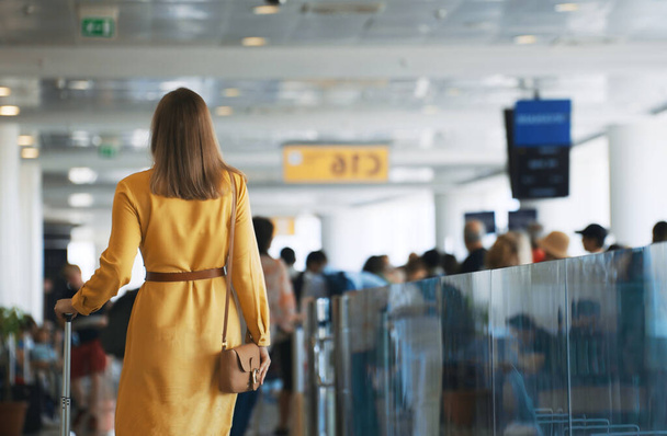 Woman walking in airport terminal. Back view. - Foto, Bild