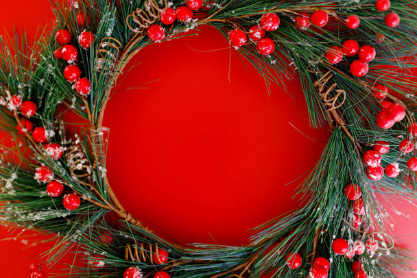 Kerstmis rode achtergrond met Kerstdecoratie - Foto, afbeelding