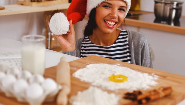 Woman making christmas cookies in the kitchen. - Foto, imagen