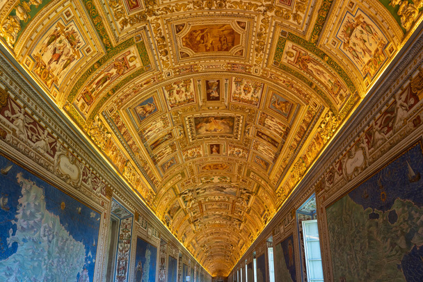 The corridor with the 'golden' ceiling, La Galleria delle carte geografiche, in one of the museums in Vatican City, Rome - Foto, imagen
