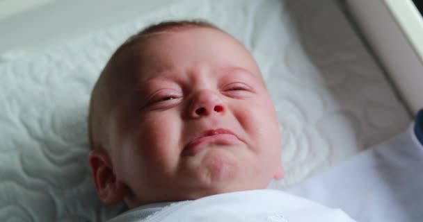 Γλυκό χαριτωμένο μωρό μωρό που κλαίει - Πλάνα, βίντεο