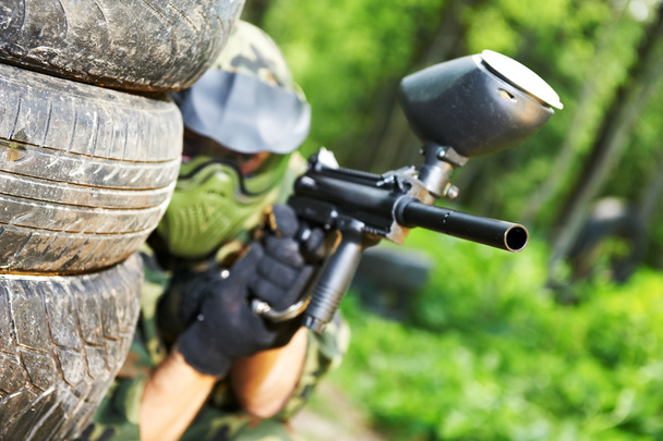 Paintball player under cover - 写真・画像