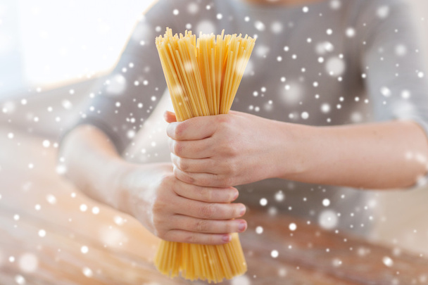 close up of female hands holding spaghetti pasta - Fotografie, Obrázek