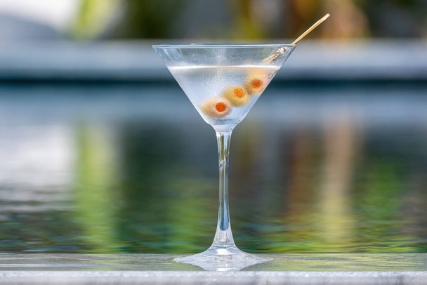 Κοκτέιλ μαργαρίτα στο μπαρ. Μαρτίνι ποτήρι κοκτέιλ με ελιές σε θολή φόντο - Φωτογραφία, εικόνα