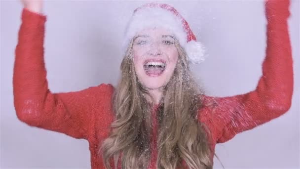 Ευτυχισμένος ελκυστική νεαρή γυναίκα Χριστούγεννα ΚΓΠ, χιονόπτωση φόντο. - Πλάνα, βίντεο
