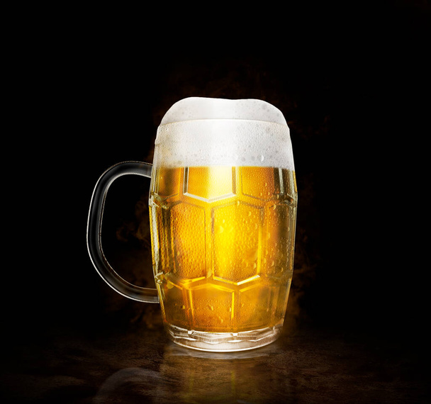 Зеленая бутылка пива на белом фоне. 3D рендеринг - Фото, изображение