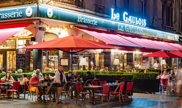 REIMS, FRANCE - AUG 6, 2022: Restaurants in the old town of Reims, France in the night - Fotoğraf, Görsel