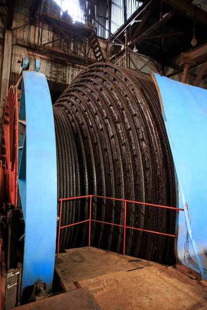 The aggregate of a shaft hoisting machine. A cable for lifting loads in underground mining. Mine equipment. - Foto, Imagen