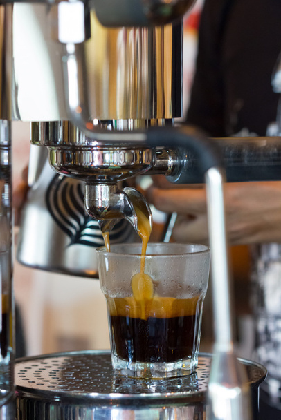 Эспрессо-машина наливает кофе в стекло
 - Фото, изображение