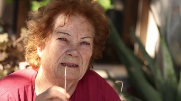 Vanhempi nainen laittaa lasit
 - Materiaali, video