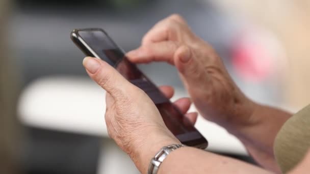 close-up χέρια πληκτρολογώντας σε smartphone ή κινητό τηλέφωνο - Πλάνα, βίντεο