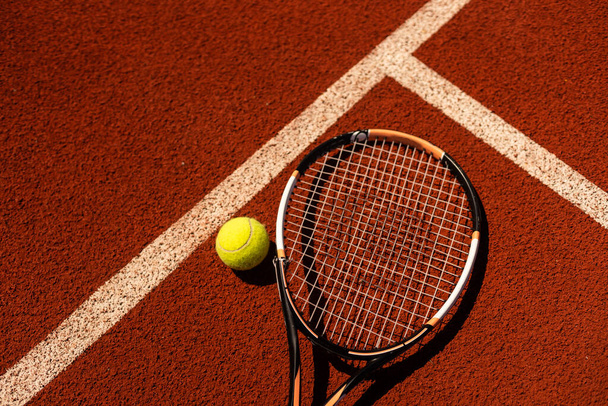 a broken tennis racket blue tennis court - Foto, immagini