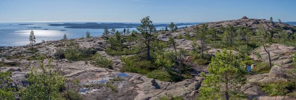Εκπληκτική θέα του Εθνικού Πάρκου Skuleskogen και της Σουηδίας High Coast ειδυλλιακή άγρια φύση κοντά Αρχιπέλαγος της Βαλτικής Θάλασσας. Διάσημη απόδραση Σαββατοκύριακο με απόκρημνα βουνά και βαθιά φαράγγια. - Φωτογραφία, εικόνα