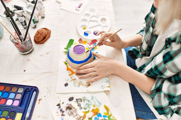 Artysta student dziewczyna malowanie ceramiki w studio sztuki. - Zdjęcie, obraz