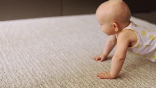 Bebek kız evde katta dört ayak üzerinde tarama. - Video, Çekim
