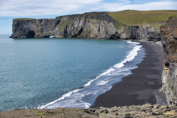 Reynisfjara - μαύρη παραλία στην Ισλανδία, γκρεμός - Φωτογραφία, εικόνα