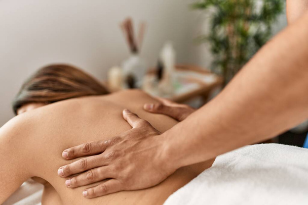 Женский массаж спины в салоне красоты. - Фото, изображение