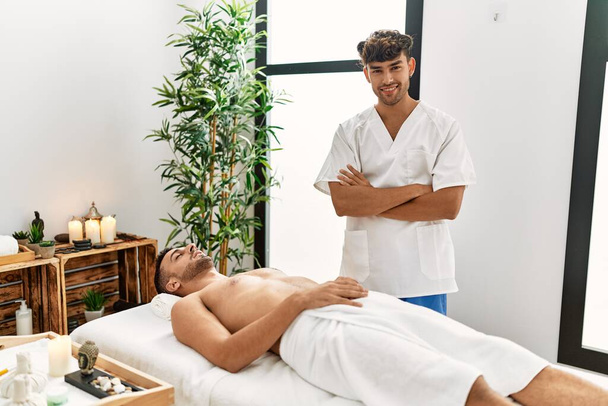 Two hispanic men therapist and patient having beauty session at beauty center - Zdjęcie, obraz