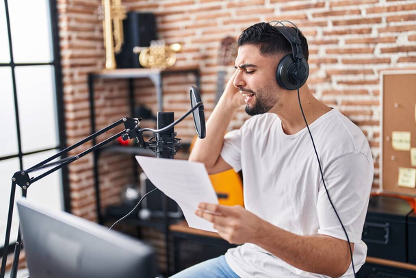 Jovem artista árabe cantando música no estúdio de música - Foto, Imagem