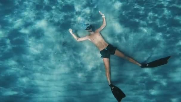 Мальчик занимается фридайвингом под водой в океане. - Кадры, видео