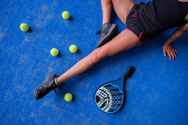 Lähikuva nuori tyttö pelaaja ja padel tai tennis esineitä - Valokuva, kuva