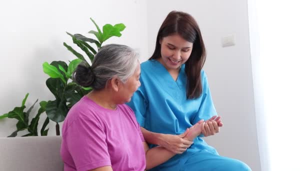 Female doctor doing physical therapy for elderly female patients. Handshake massage. Concept of medical services in hospitals. physical therapy center rejuvenate the elderly - Video, Çekim