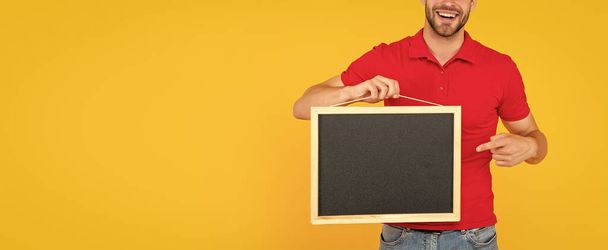 cropped man presenting advertisement with copy space on yellow background, announcement. - Fotoğraf, Görsel
