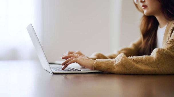 Ręka kobiety wpisując na komputerze klawiatury laptopa w domu - Zdjęcie, obraz