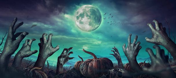 Zombie mano che sale nel buio notte di Halloween.  - Foto, immagini