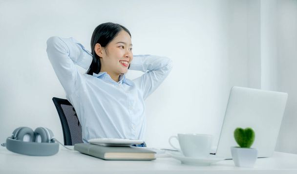 Asiatiche donne d'affari si siedono comodamente davanti a un computer portatile. - Foto, immagini