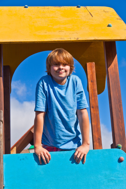 portrait d'adolescent heureux sur une aire de jeux
 - Photo, image