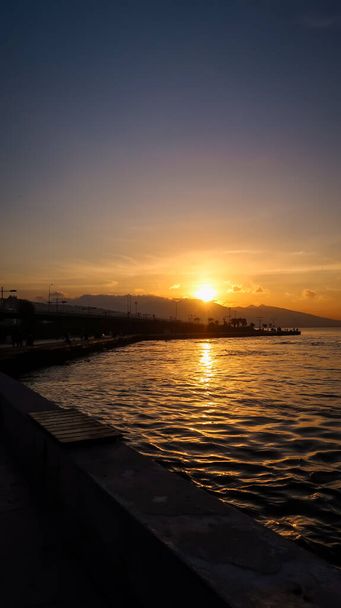 Ηλιοβασίλεμα στην ακτή -όρμος του Αιγαίου Πελάγους στη Σμύρνη, Τουρκία με αντίγραφο χώρου - Φωτογραφία, εικόνα