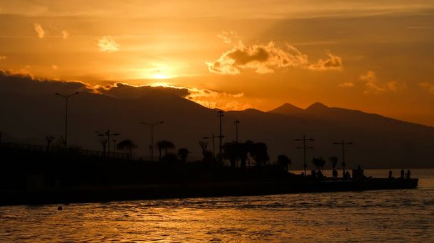 Ηλιοβασίλεμα πάνω από τα βουνά και τις ακτές - κόλπος του Αιγαίου Πελάγους στη Σμύρνη, Τουρκία με αντίγραφο χώρου - Φωτογραφία, εικόνα