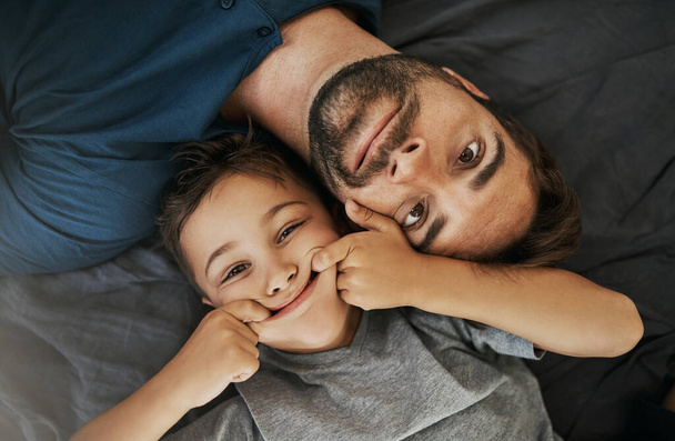 We have so many fun things planned for today. a young boy and his father spending some quality time at home - Fotoğraf, Görsel