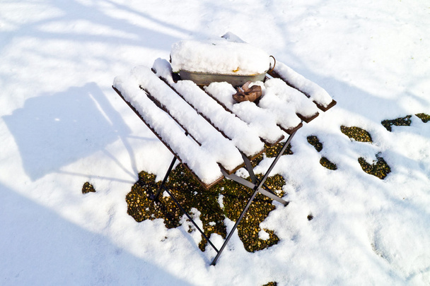 schneebedeckter Tisch im Garten im Winter - Foto, Bild