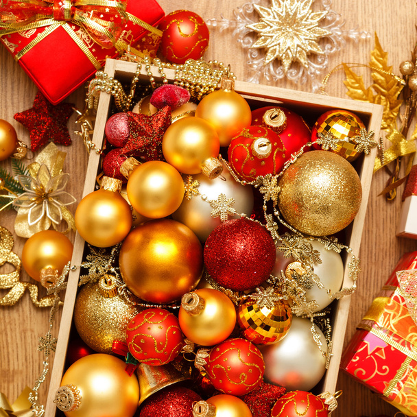 Noel topları ile kutu - Fotoğraf, Görsel