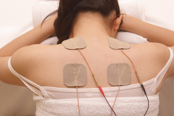 donna asiatica sta facendo massaggio di elettrostimolazione (TEN
 ) - Foto, immagini