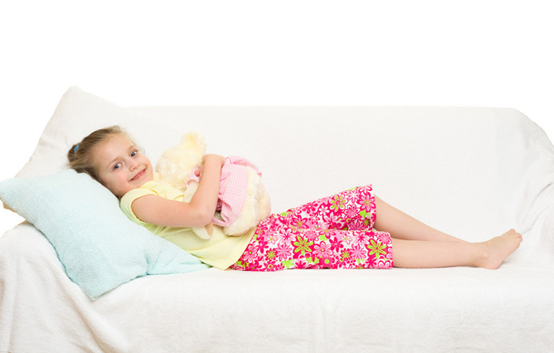klein meisje in bed - Foto, afbeelding