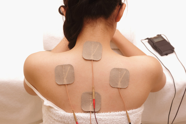 Mulher asiática está fazendo massagem de estimulação elétrica (RTE
 ) - Foto, Imagem