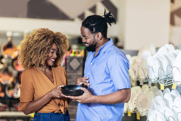 African American ζευγάρι αγοράζει πιάτα σε supermarke - Φωτογραφία, εικόνα