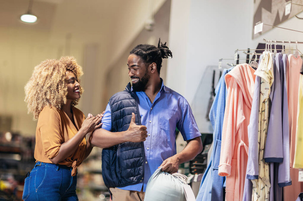 Νεαρό ζευγάρι Αφροαμερικανών αγοράζει ρούχα  - Φωτογραφία, εικόνα