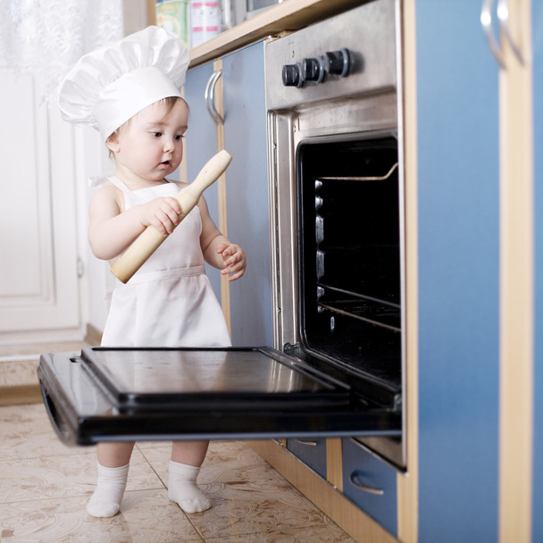 Babyköchin kocht im Ofen Essen - Foto, Bild