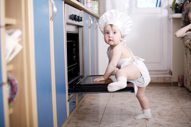 baby chef cooks in the oven food - Foto, Bild