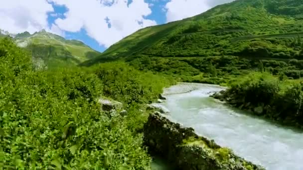 Vliegen over rivier berg - Video