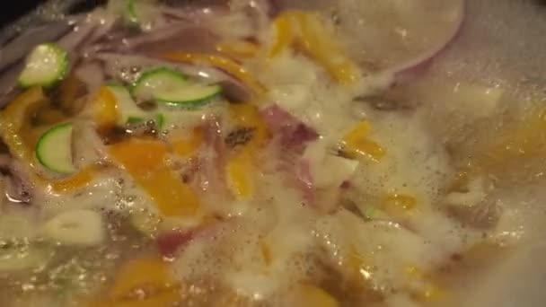 προετοιμασία ασιατικού φαγητού με ψιλοκομμένα λαχανικά και τηγάνισμα τόφου σε τηγάνι - Πλάνα, βίντεο