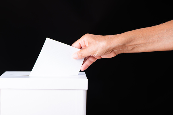 έννοια της δημοκρατίας, Καυκάσια λευκή γυναίκα χέρι βάζοντας λευκό ψηφοδέλτιο στο κουτί - Φωτογραφία, εικόνα