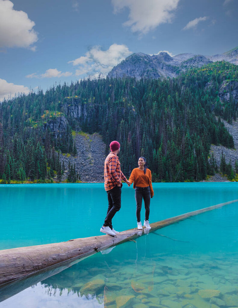 Joffre Lakes British Colombia Whistler Canada, colorful lake of Joffre lakes national park in Canada. Couple of Asian women and caucasian men walking at Jofre Lake BC Canada - Fotoğraf, Görsel