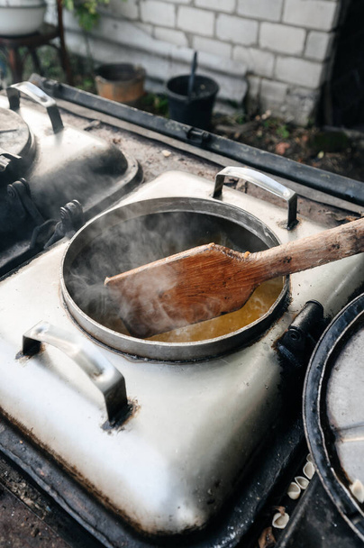 ウクライナでの戦争中のフィールドキッチンで調理,戦争中の条件,軍隊のための熱い食事. - 写真・画像